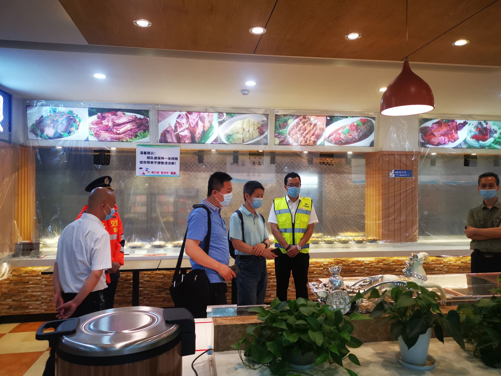 卓立一行查看孝感服务区餐厅防疫措施.jpg 卓立一行查看孝感服务区餐厅防疫措施.jpg